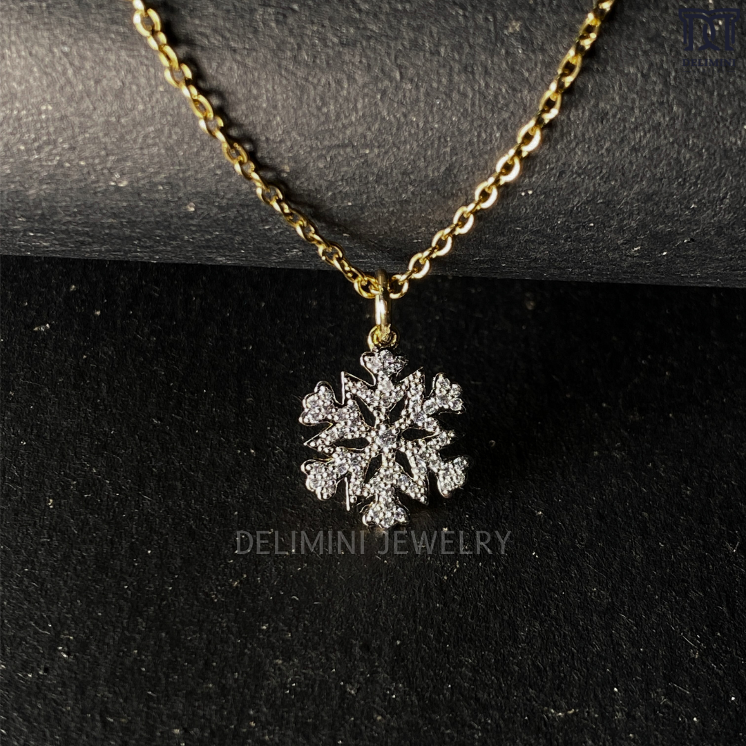 Fashionable Snow Flake Pendant with Diamond