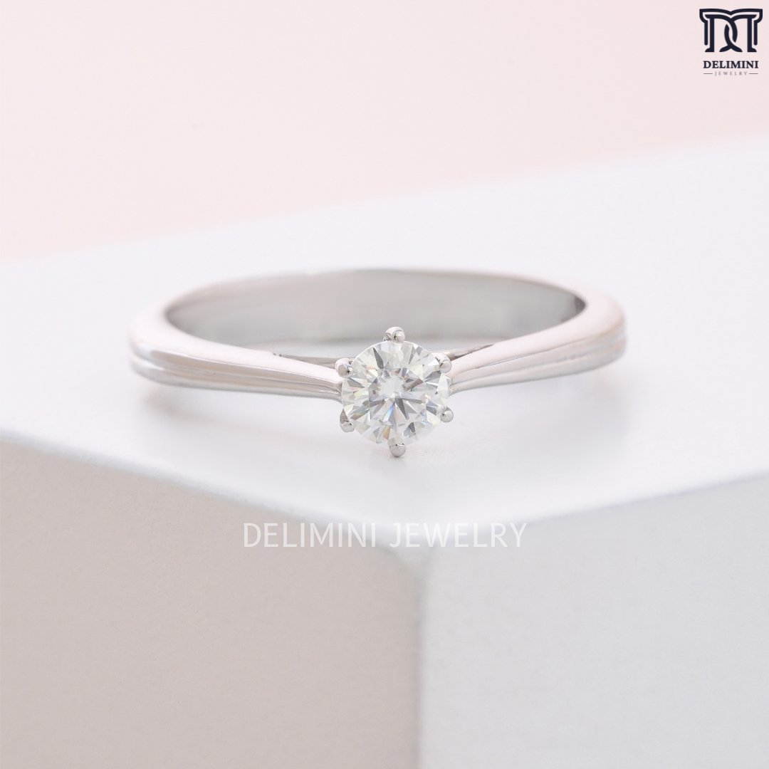 Authentic Designer Classic Round Cut Diamond Ring