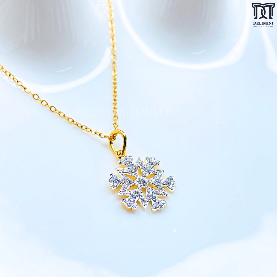 Fashionable Snow Flake Pendant with Diamond