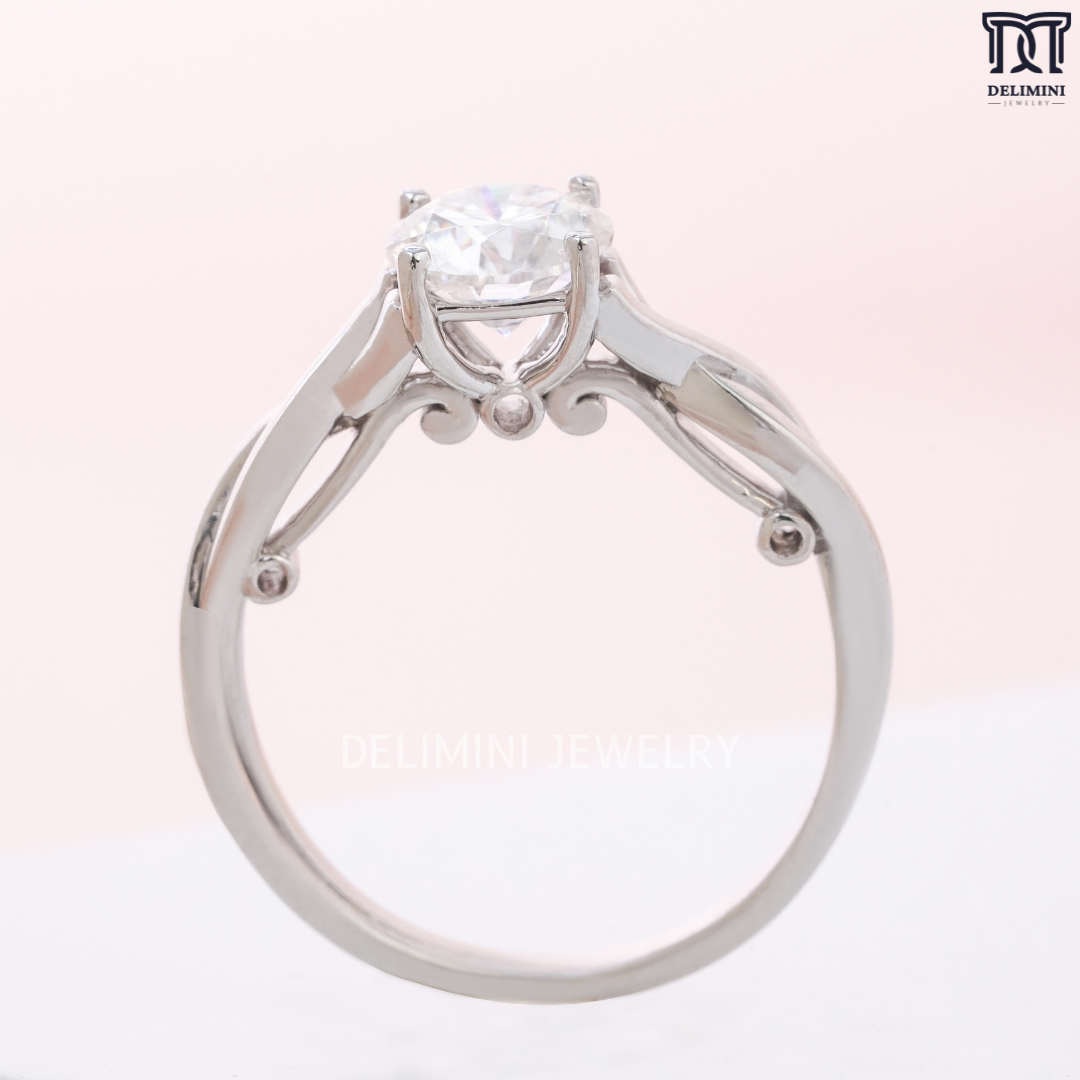 Glamorous 14K Gold Moissanite Ring