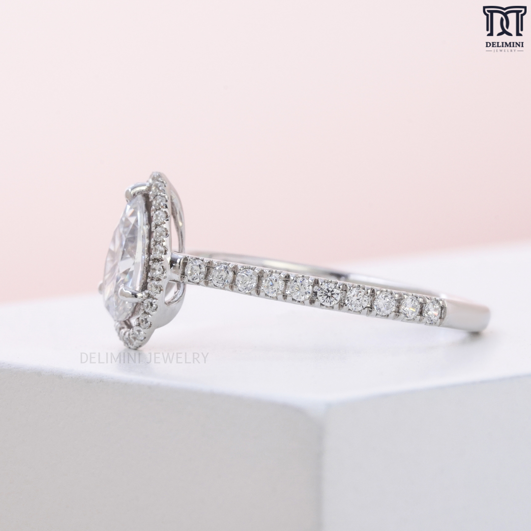 Dazzling Solitaire Pear Cut Diamond Ring For Engagement