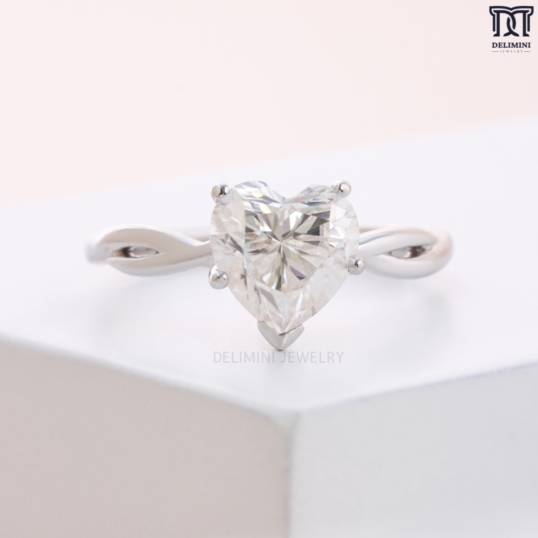 Cristal Heart Cut Solitaire Diamond Ring