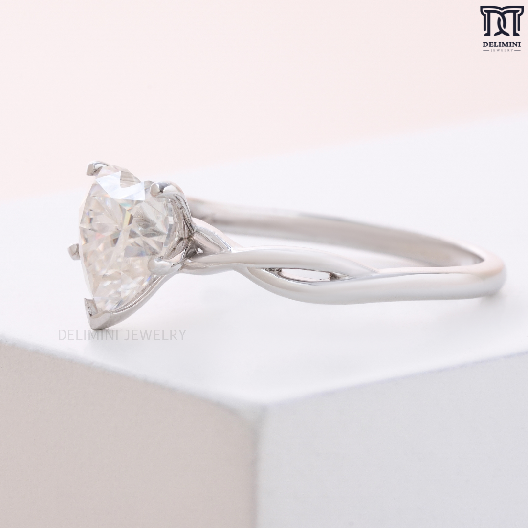 Cristal Heart Cut Solitaire Diamond Ring