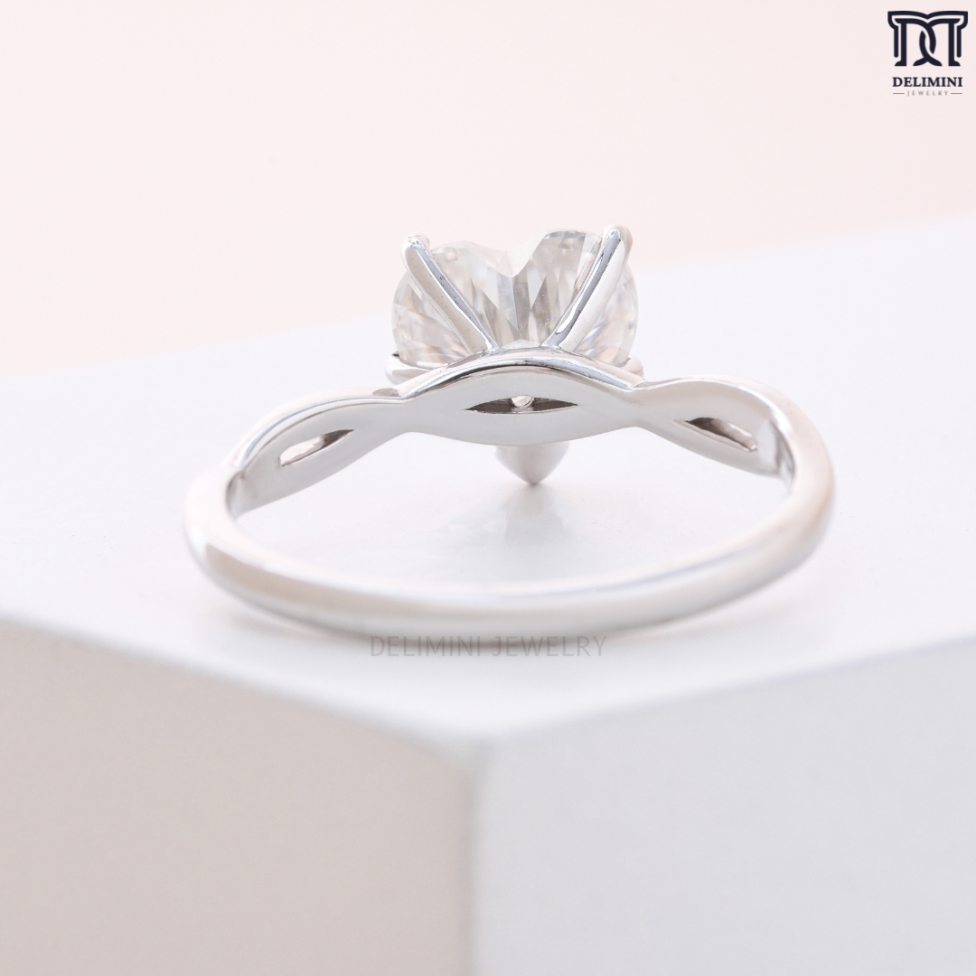 Cristal Heart Cut Solitaire Diamond Ring