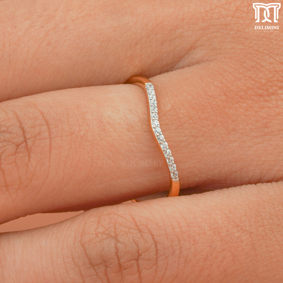 Simple Curved Diamond Ring - DELIMINI JEWELRY