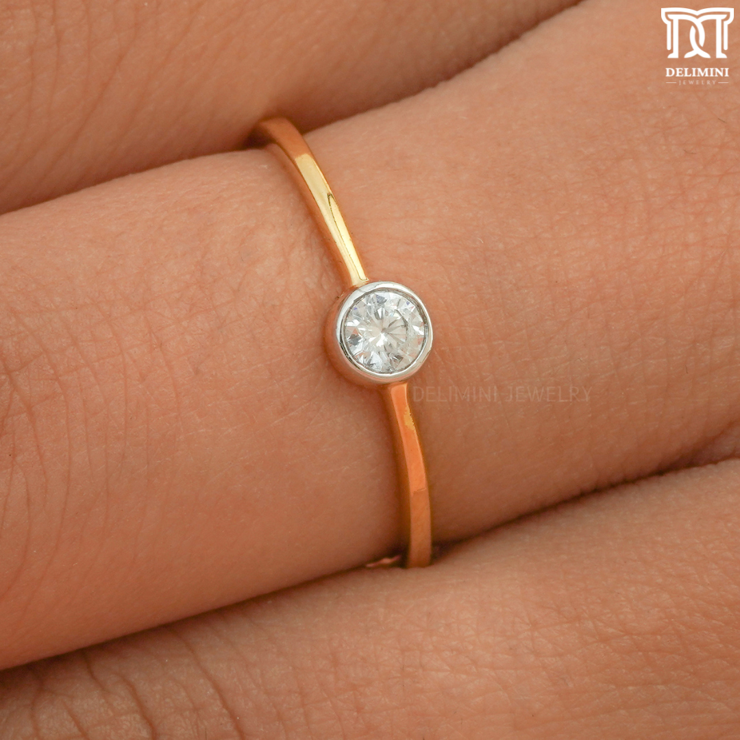 Tiny Round Cut Bezel Setting Ring - DELIMINI JEWELRY